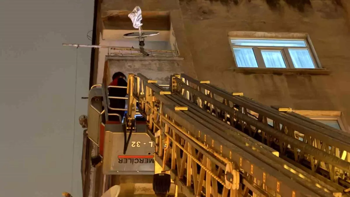 İtfaiye Merdiven Uzatarak Eve Girdi, Çocuk Sessizce Uyuyordu!