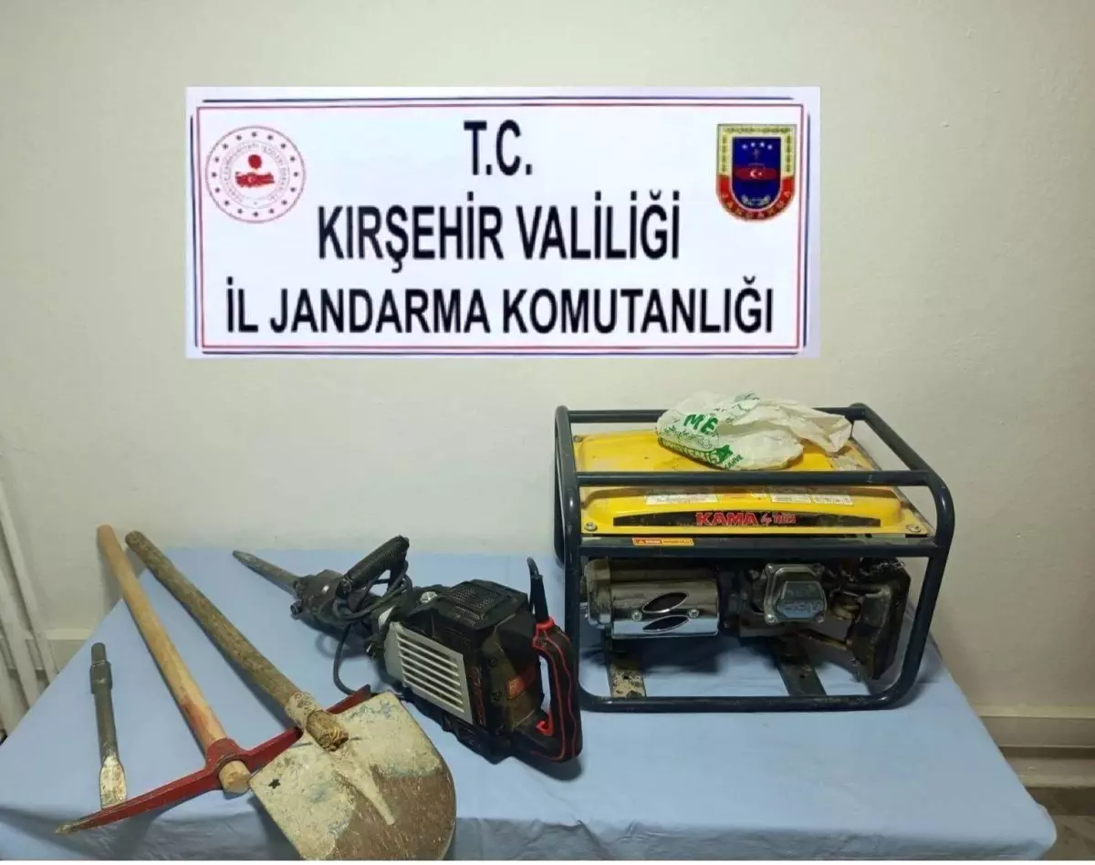 Kırşehir’de Kaçak Kazı Operasyonu: 3 Şüpheli Suçüstü Yakalandı