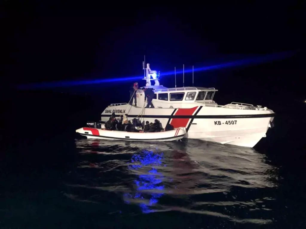İzmir’de Düzensiz Göçmen Operasyonu: 99 Kişi Yakalandı, 3 Kaçakçı Gözaltına Alındı