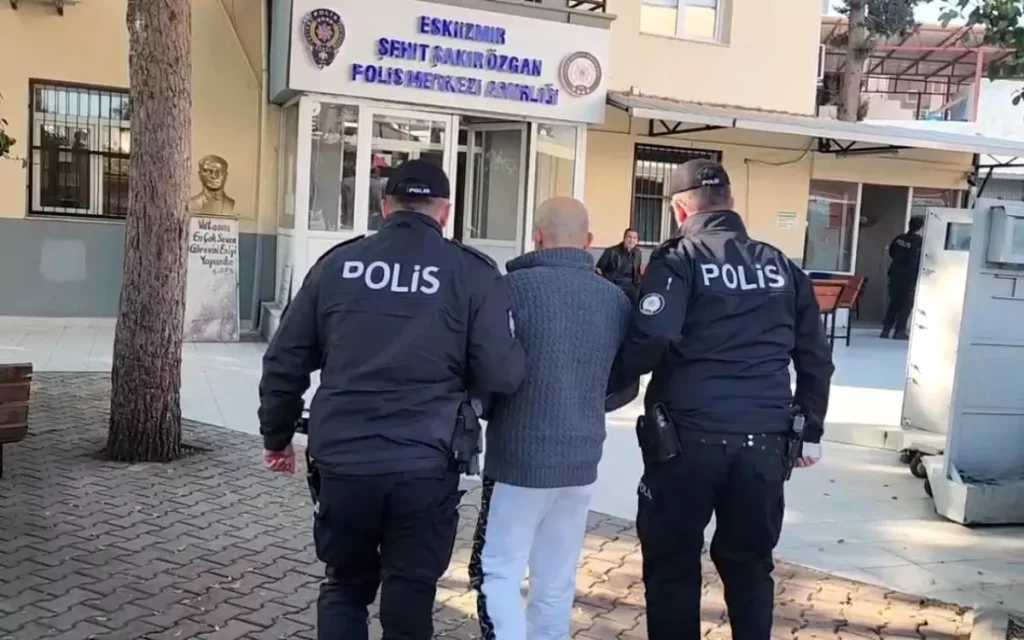 İzmir’de 16 Yıllık Uyuşturucu Taciri ve 10 Yıllık Cinsel İstismar Zanlısı Kıskıvrak Yakalandı