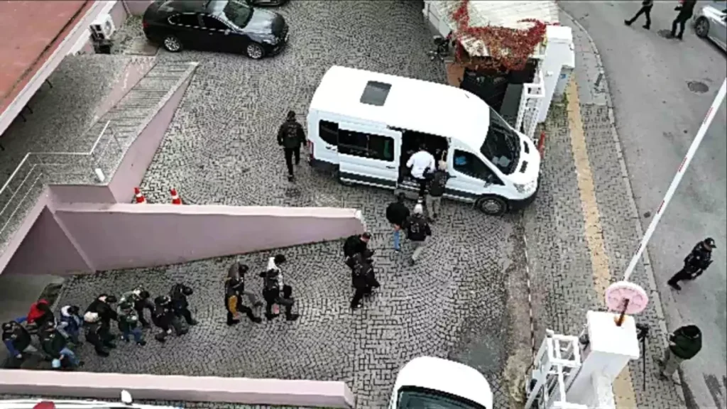 İzmir’de DEAŞ Operasyonu: 40 Gözaltı ve Ağır Silah Ele Geçirildi