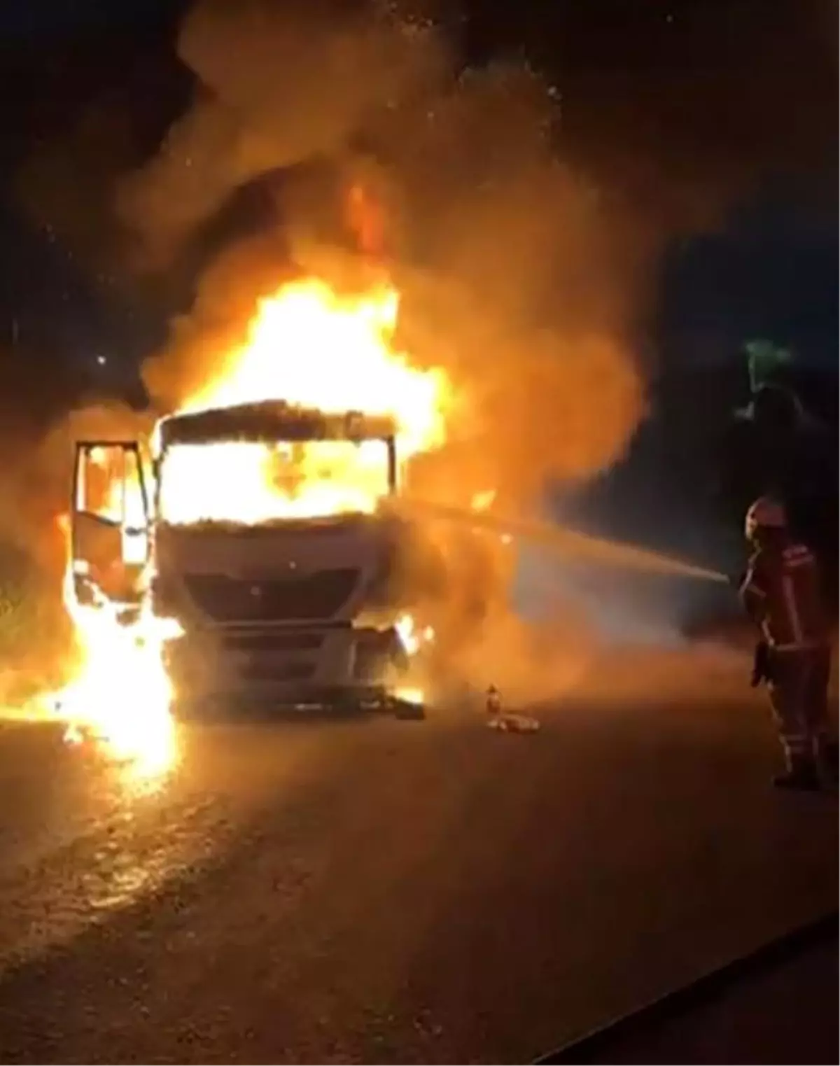 İzmir’de Kömür Yüklü Tır Alev Aldı: Büyük Yangın Hızla Söndürüldü