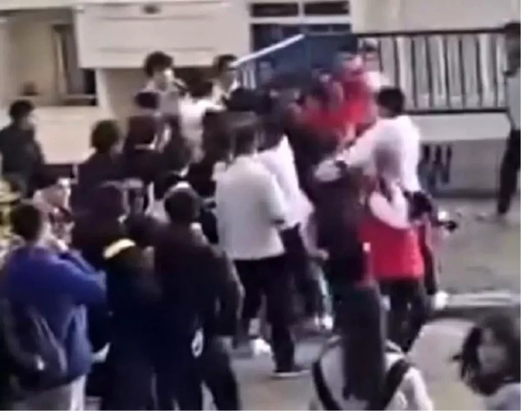 Buca’da Tekme Tokatlı Öğrenci Kavgası