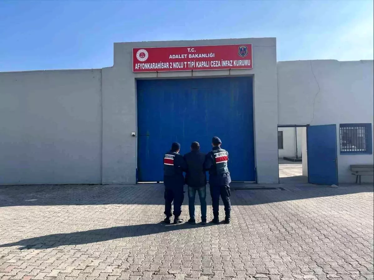 Afyonkarahisar’da 16 Yıla Yakın Hapis Cezası Olan Kaçak Şahıs Jandarma Tarafından Yakalandı