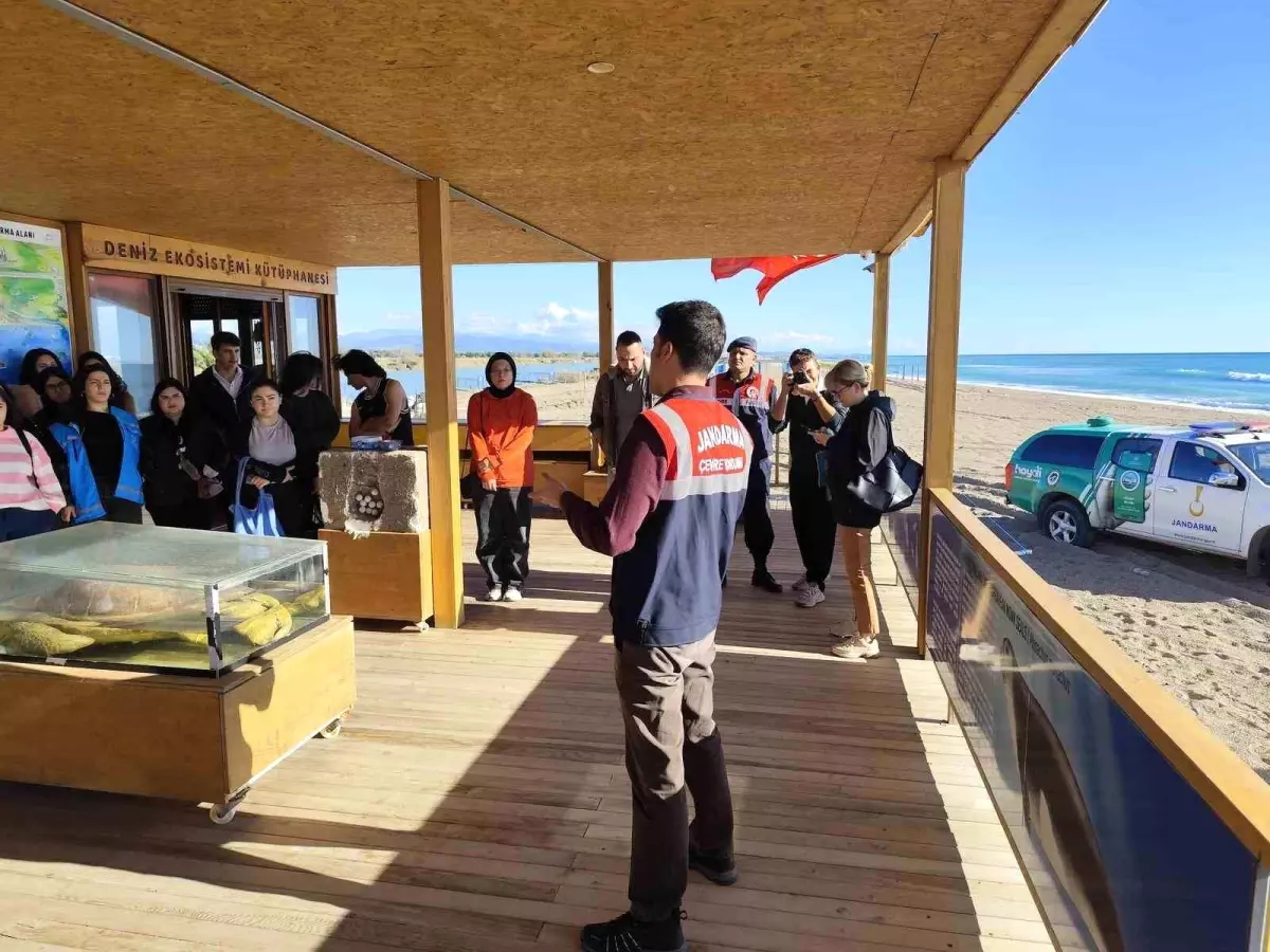 Antalya’da Jandarma ve Üniversite Öğrencileri Kıyı Temizliği ve Çevre Koruma Eğitimine Katıldı