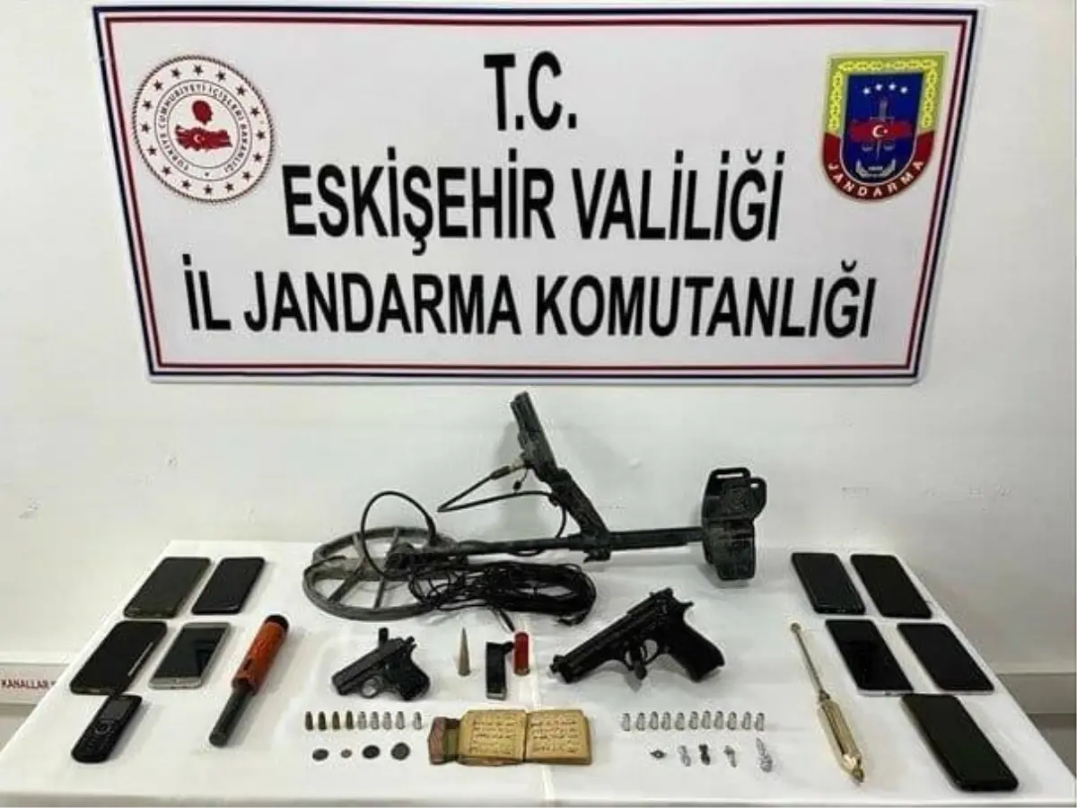 Eskişehir’de Tarihi Eser Operasyonu: Jandarma 10 Şüpheden El Yazması Kur’an ve Silahlar Ele Geçirdi
