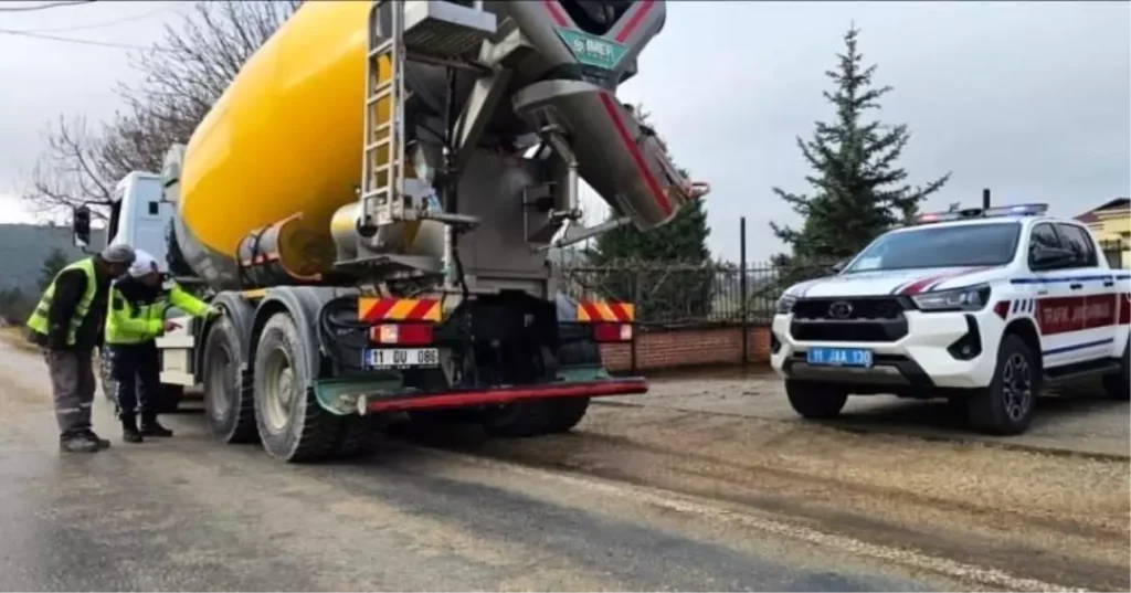 Bilecik’te Jandarma, Ticari Araçlara Kış Lastiği Denetimi Gerçekleştirdi