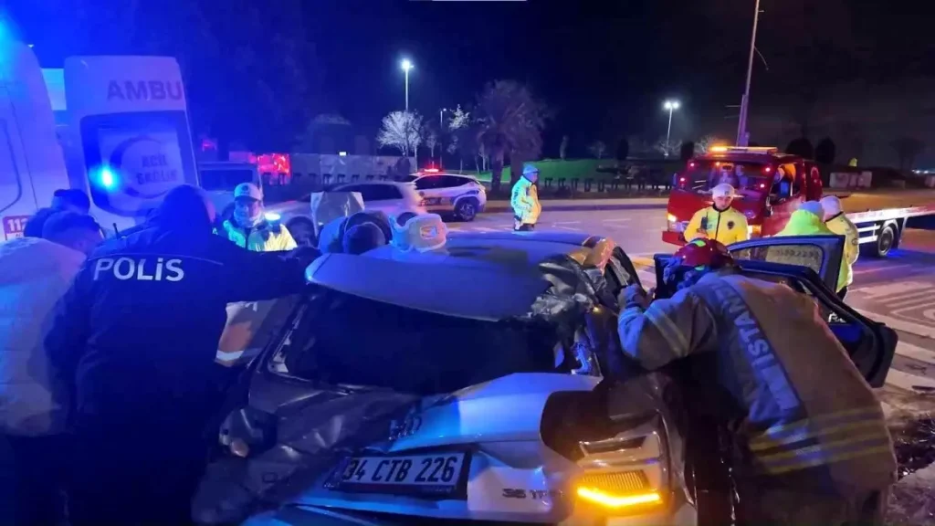 Kadıköy’de Audi Takla Attı, Sürücü Hastaneye Kaldırıldı