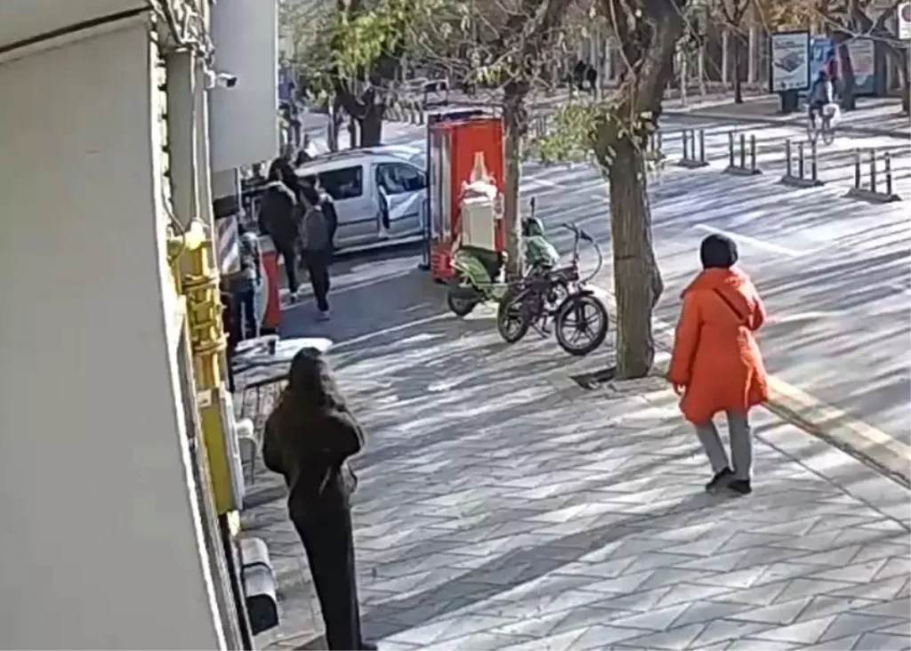 Eskişehir’de Kadın Kavgası İzleyenlerin Şaşkın Bakışlarıyla Kaydedildi