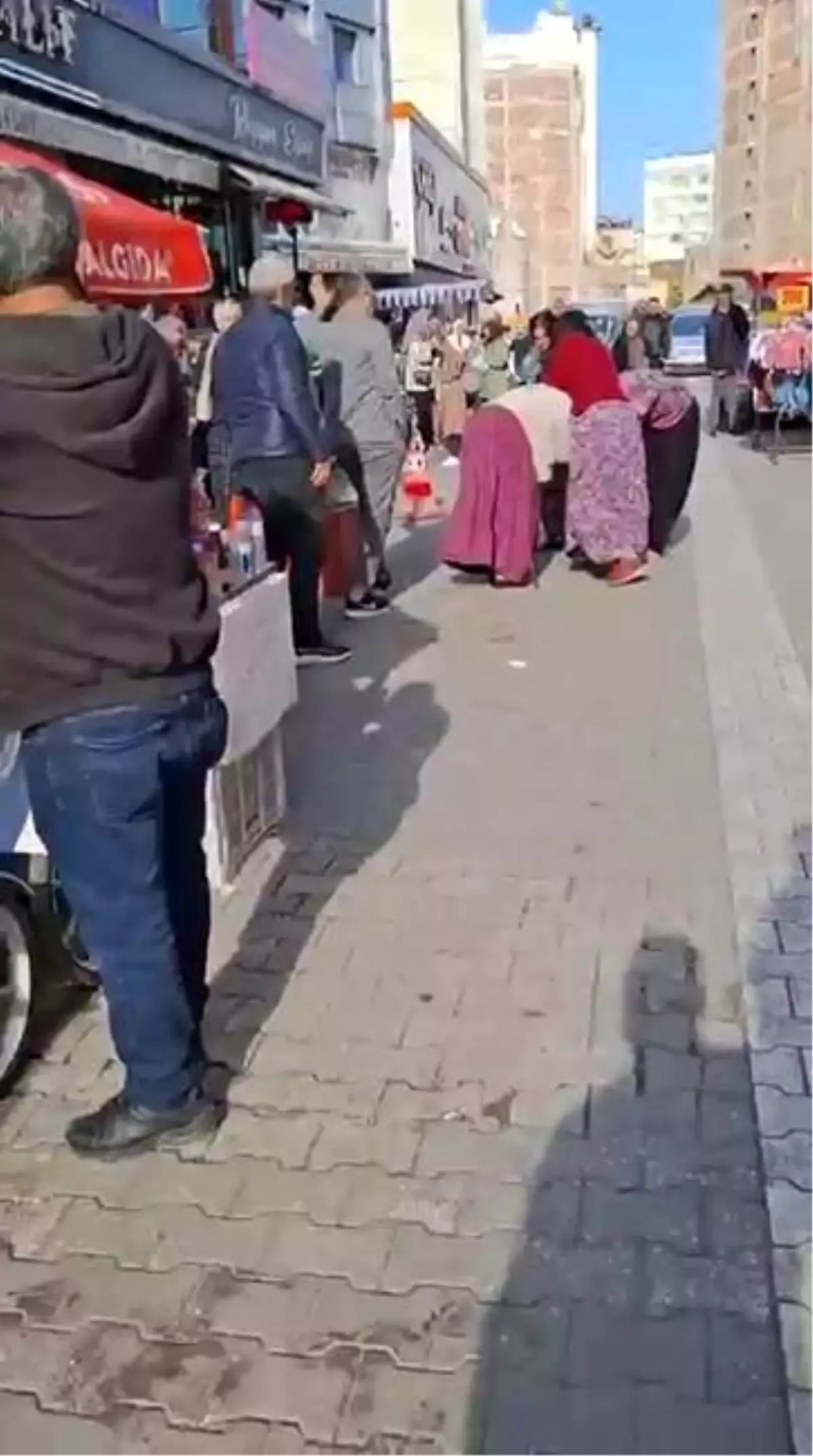 Adana’da Kadınlar Sokakta Kavga Etti