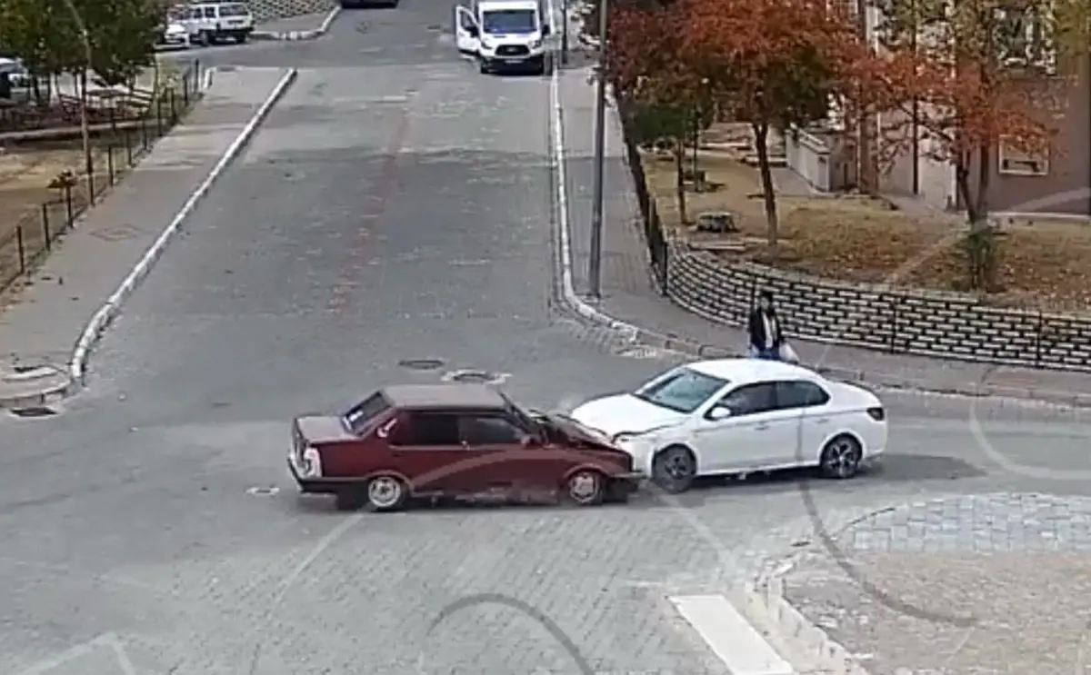 Nevşehir’de Kafa Kafaya Çarpan İki Otomobil Kazası Görüntülendi
