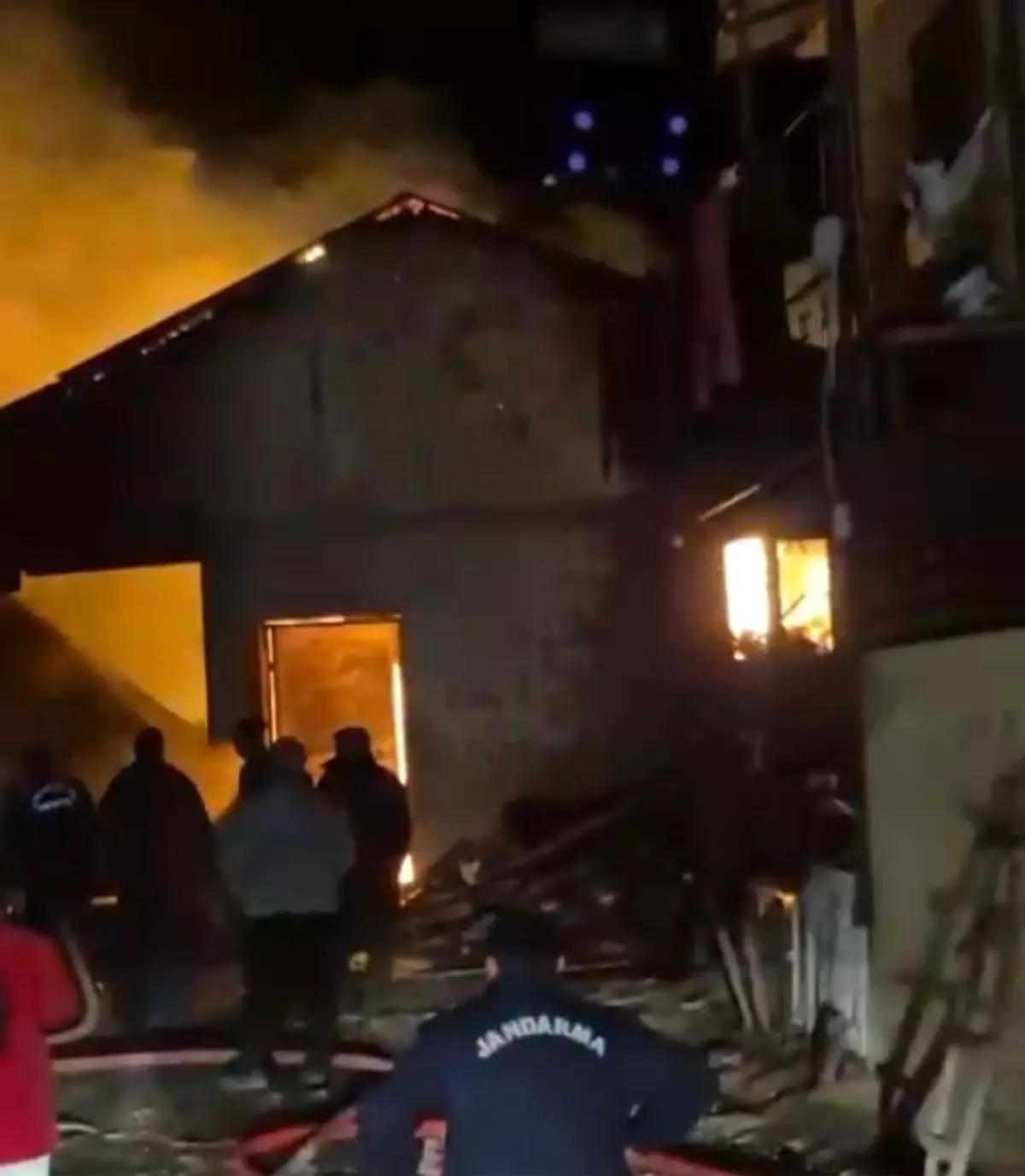 Kahramanmaraş’ta Ahır ve Garajda Çıkan Yangın Hızlıca Söndürüldü