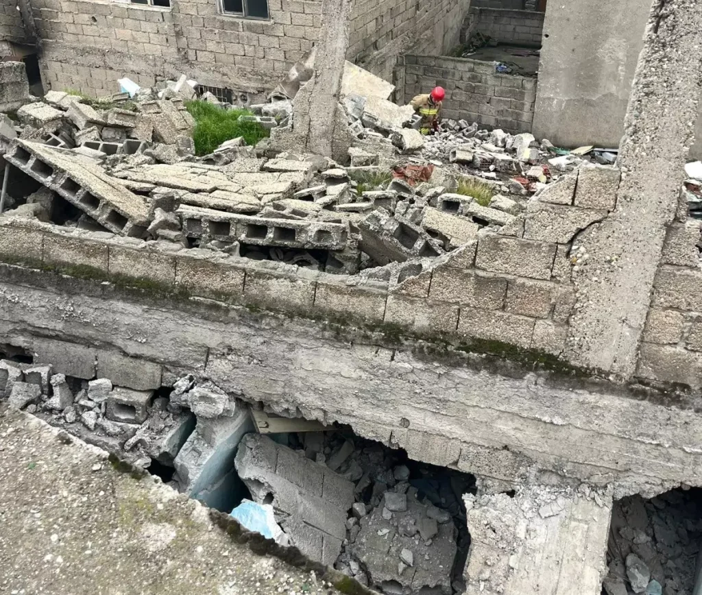 Kahramanmaraş’ta Metrük Ev Ani Bir Şekilde Çöktü: İtfaiye Ekipleri Hızlı Müdahale Etti