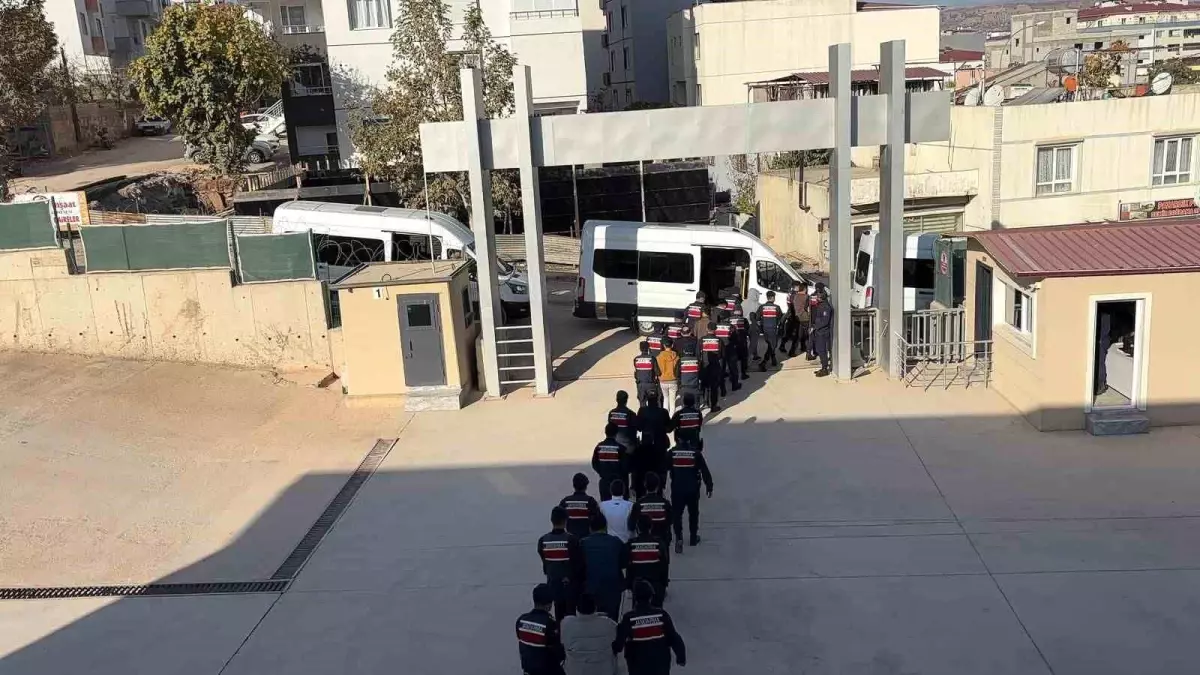 Kahramanmaraş ve Gaziantep’te Dev Tefecilik Operasyonu: 17 Şüpheli Tutuklandı, Milyonlarca Değerli Varlık Ele Geçirildi