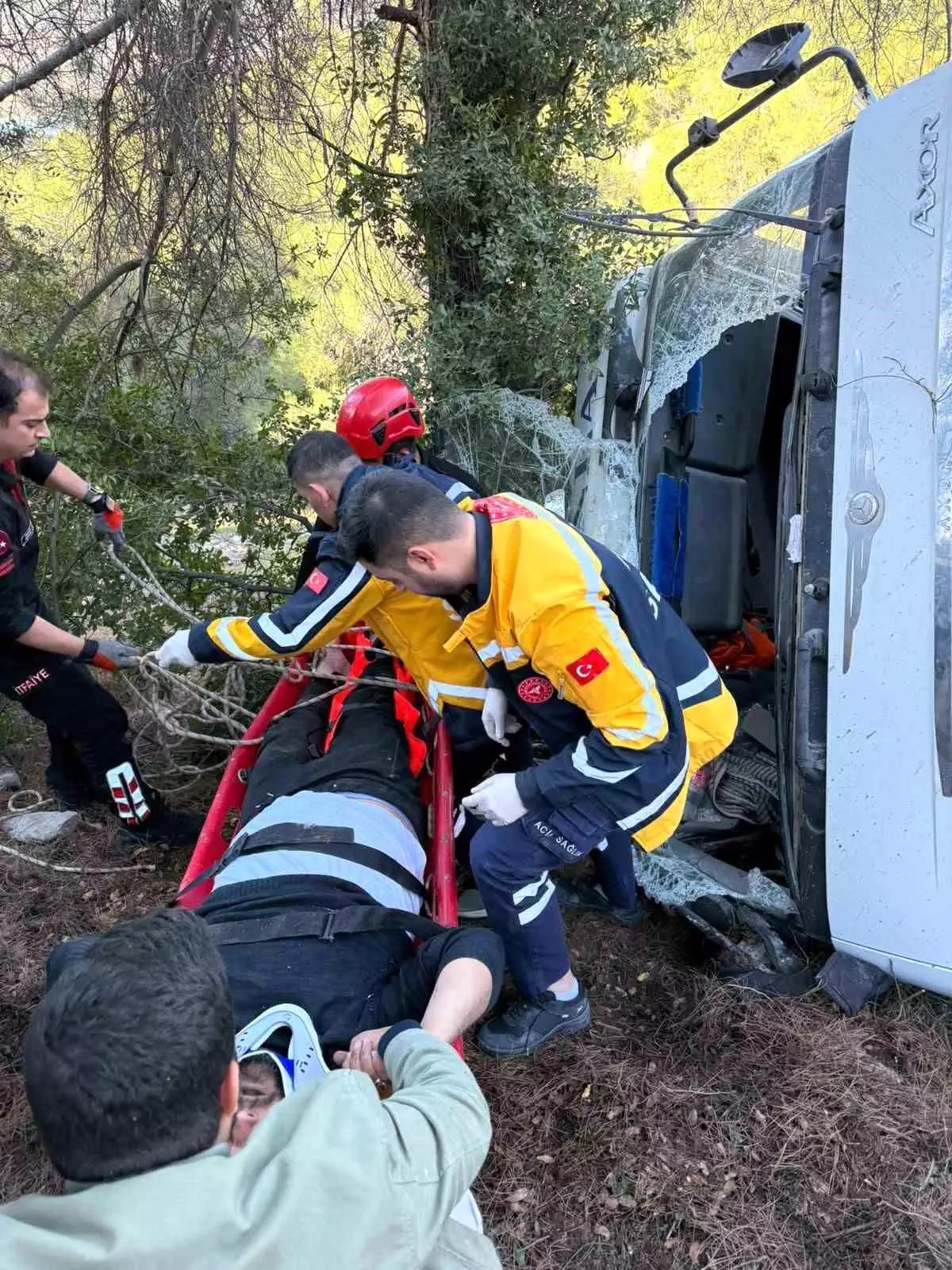 Kahramanmaraş’ta Mercedes Kamyon Uçuruma Yuvarlandı, Sürücü Hayati Tehlikede