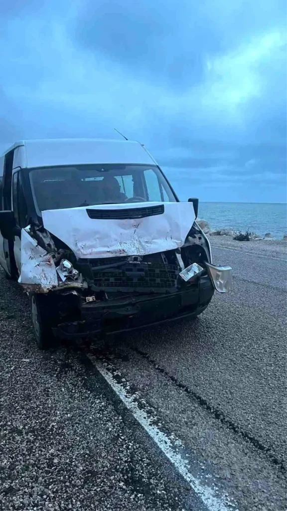 Cide’de Servis Aracı Kamyonla Çarpıştı: 3 Öğrenci Yaralı