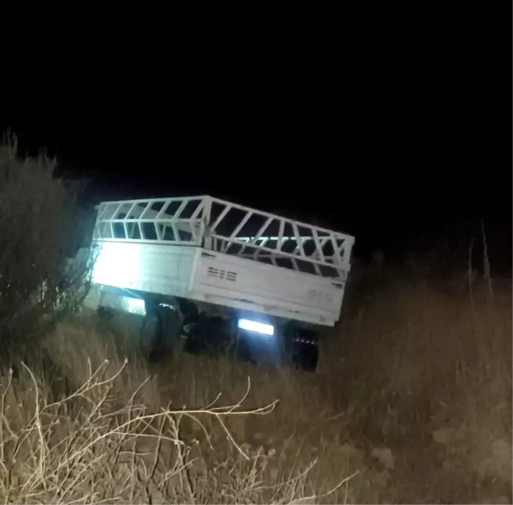 Adıyaman’da Kamyonet Şarampole Yuvarlandı