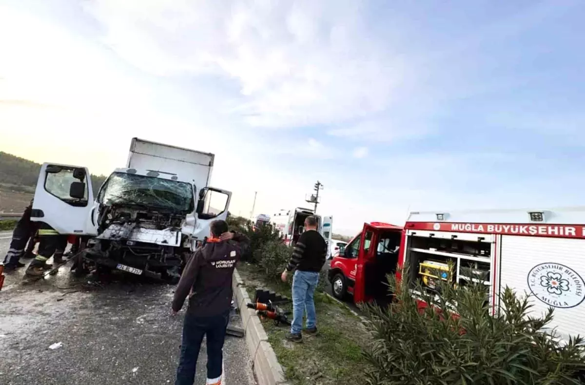Kamyonette Sıkışan İki Kişi Hayata Kavuşturuldu: Milas’ta Kahraman İtfaiye Operasyonu