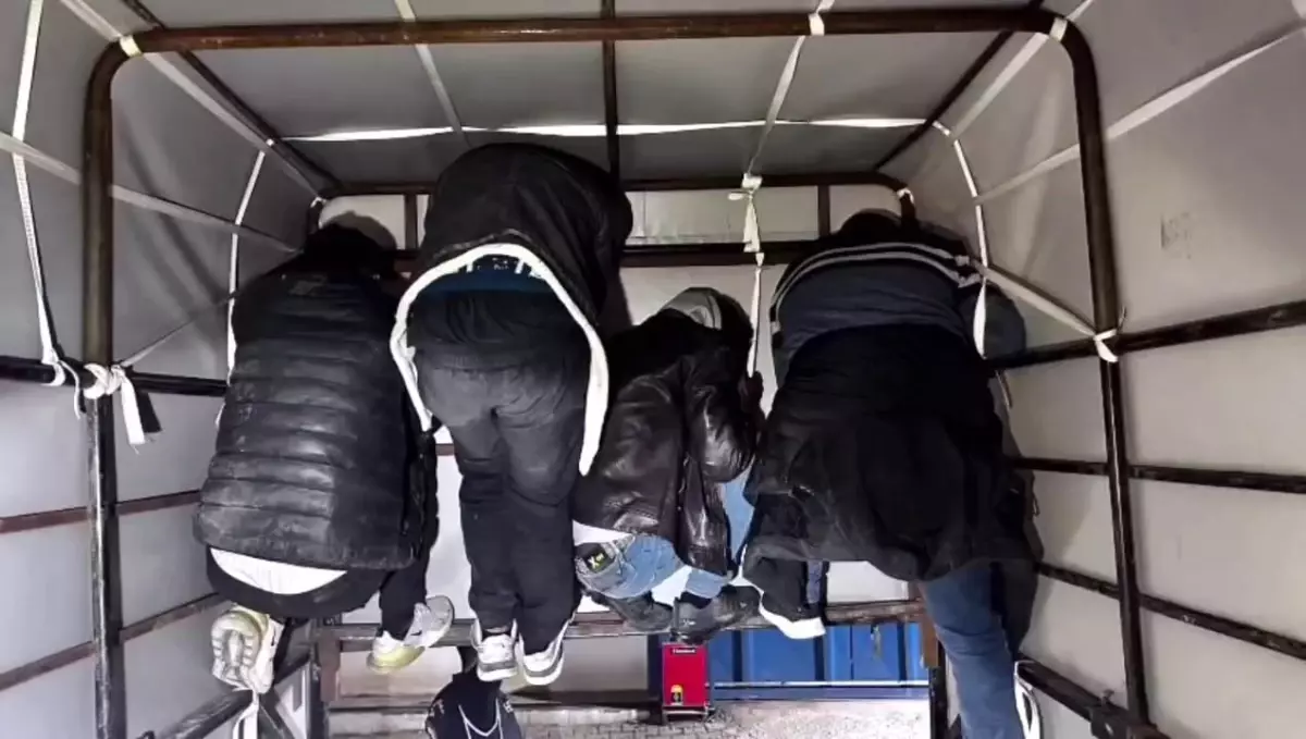 Hatay’da 4 Kaçak Göçmen Kamyonette Yakalandı – Operasyonun Şok Görüntüleri