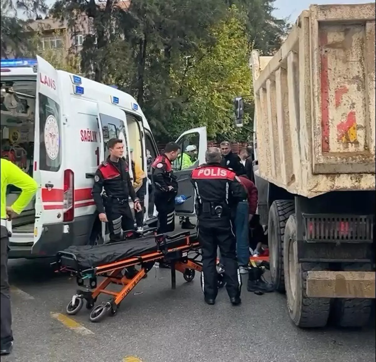 Motosiklet Kazasında Sürücü Ağır Yaralandı – Efeler’de Şok Etkisi Yaratacak Çarpışma