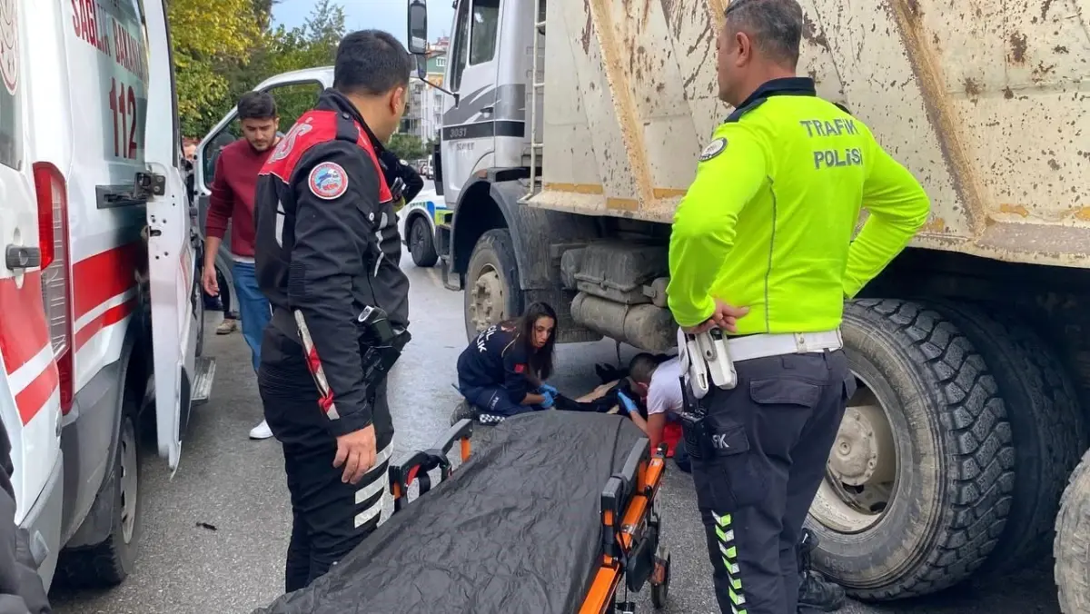 Hafriyat Kamyonu ile Motosiklet Çarpıştı: Kurye Ağır Yaralı