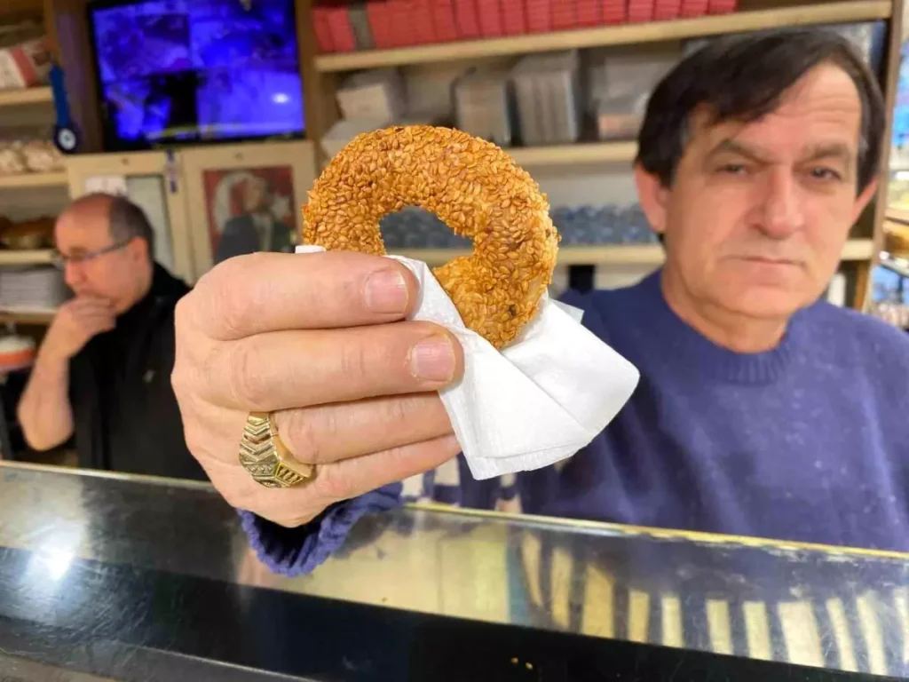 Regaip Kandili’nde Eskişehir Sokakları Taze Simit Kokusuyla Şenlendi