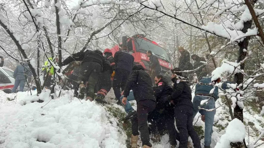 Hendek’te Kar Kazası: 3 Yaralı