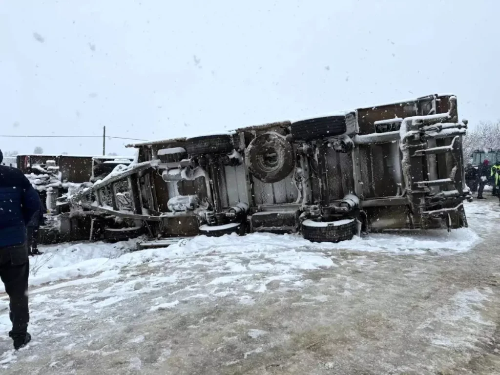 Kastamonu’da Şiddetli Kar Yağışı Tırı Devriltti, Sürücü Hayatta Kaldı