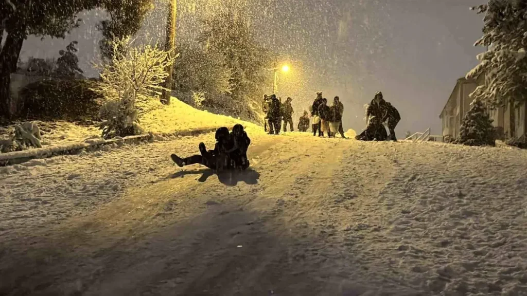 Karabük’te Kar Yağışı Zorluklar ve Eğlenceler Getirdi