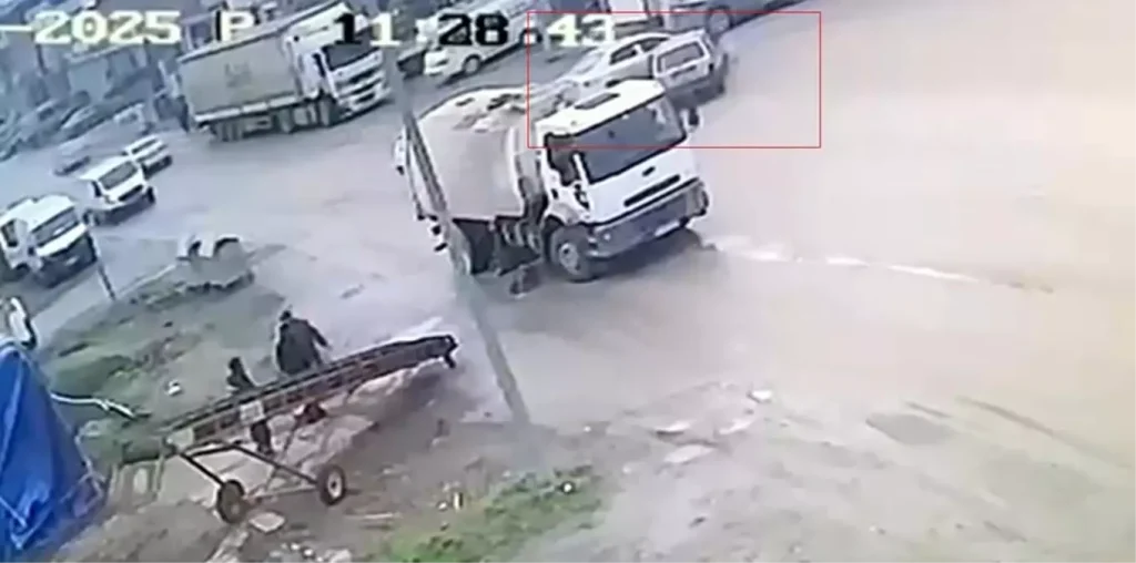 Karabük’te Kaza Anı ve Tehlikeli Yolculuk Kameraya Yansıdı: İki Otomobil Çarpıştı, Motosiklet Sürücüsü Yüzüstü Yatarak İlerledi