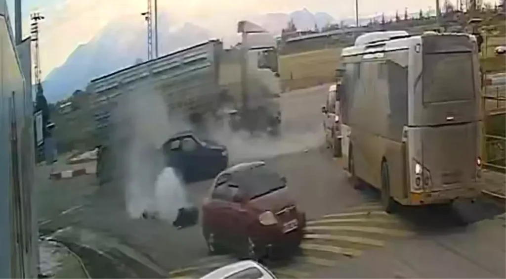 Karaman’da Şiddetli Trafik Kazası: Kamyon Otomobile Çarptı, 2 Yaralı