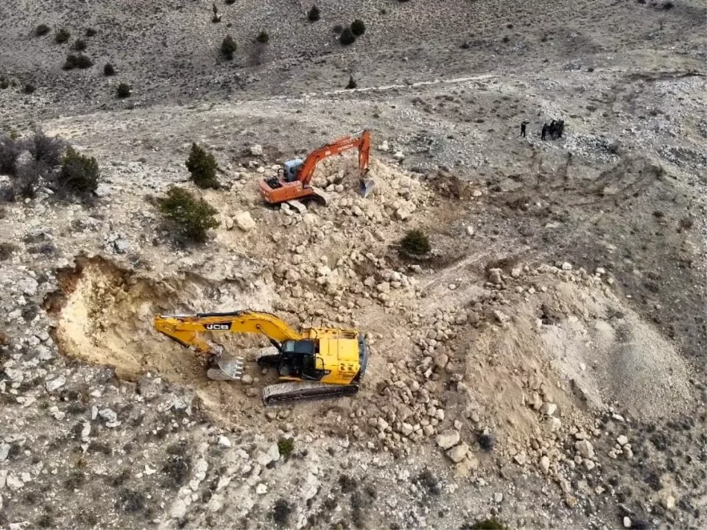 Karaman’da 14 Kaçakçının Ekskavatörle Tarihi Eser Avına Operasyon