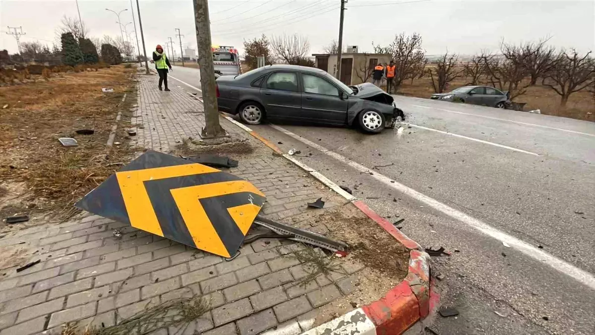 Karaman’da İki Otomobil Çarpıştı: 2 Sürücü Yaralı!