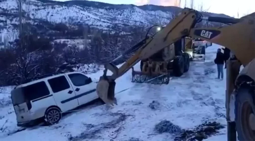 Elazığ’da Kar Mağduru Araç Kurtarıldı