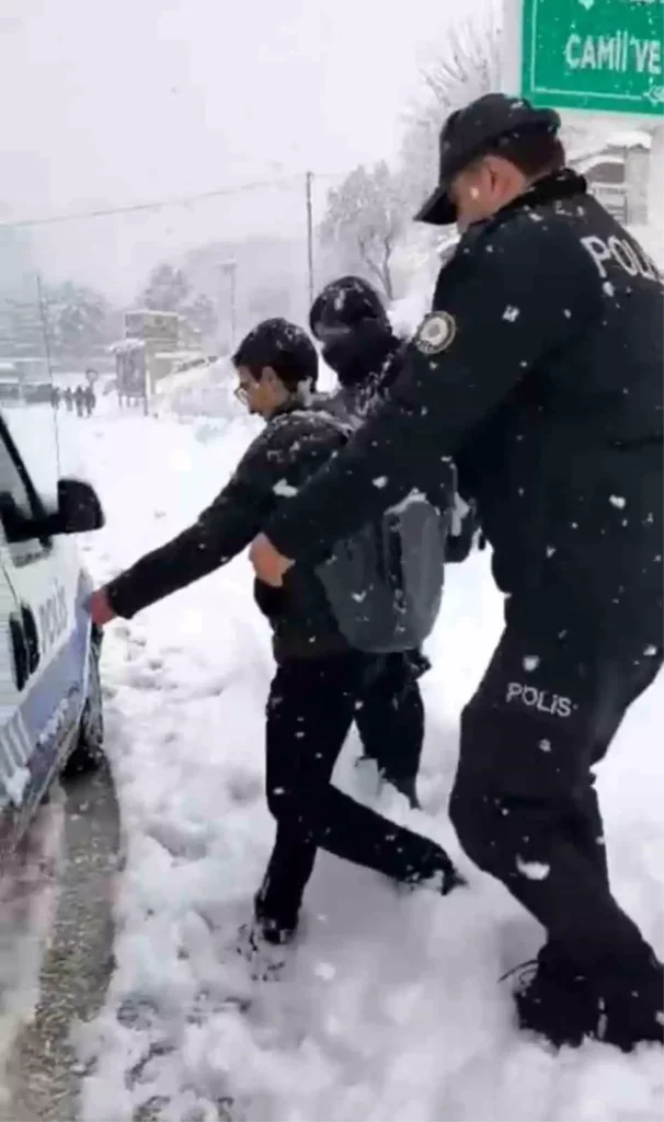 Siirt’te Şiddetli Kar Yağışıyla Mahsur Kalan Öğrencilere Hızlı ve Güvenli Yardım