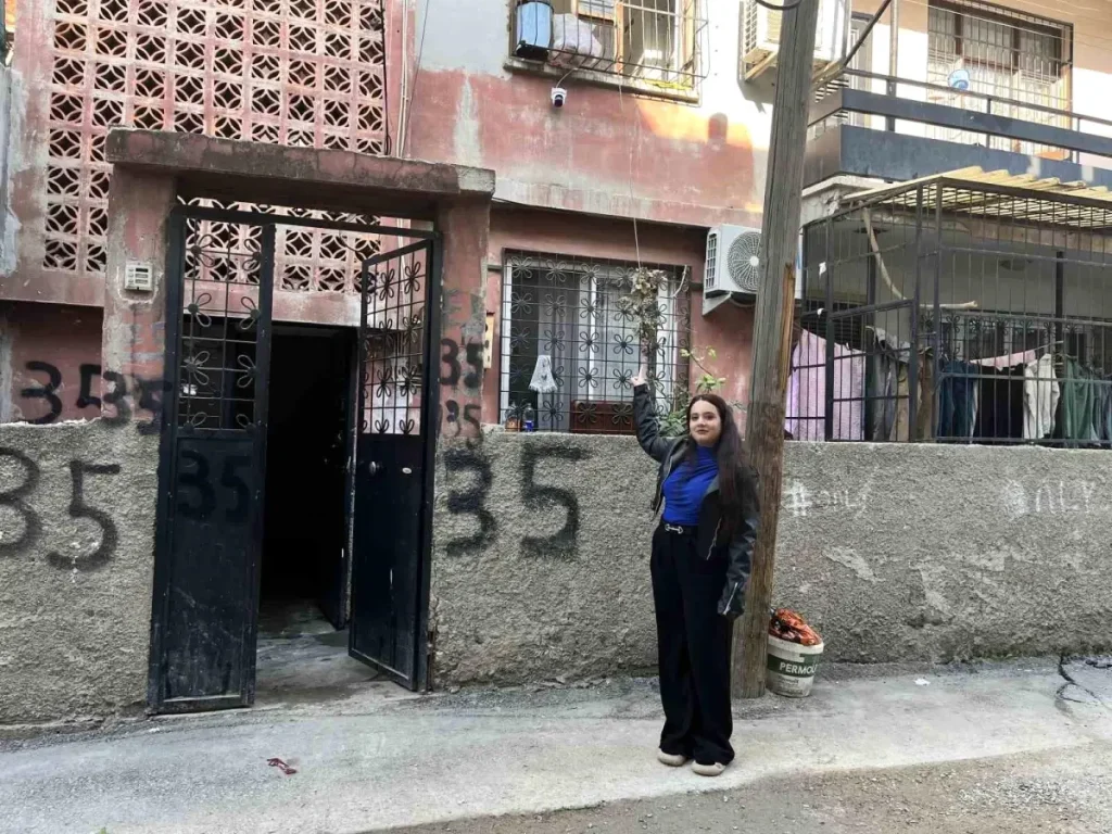 Kargocu Kargoyu Bahçeye Fırlattı: Adana’da Temassız Teslimat Viral Oldu