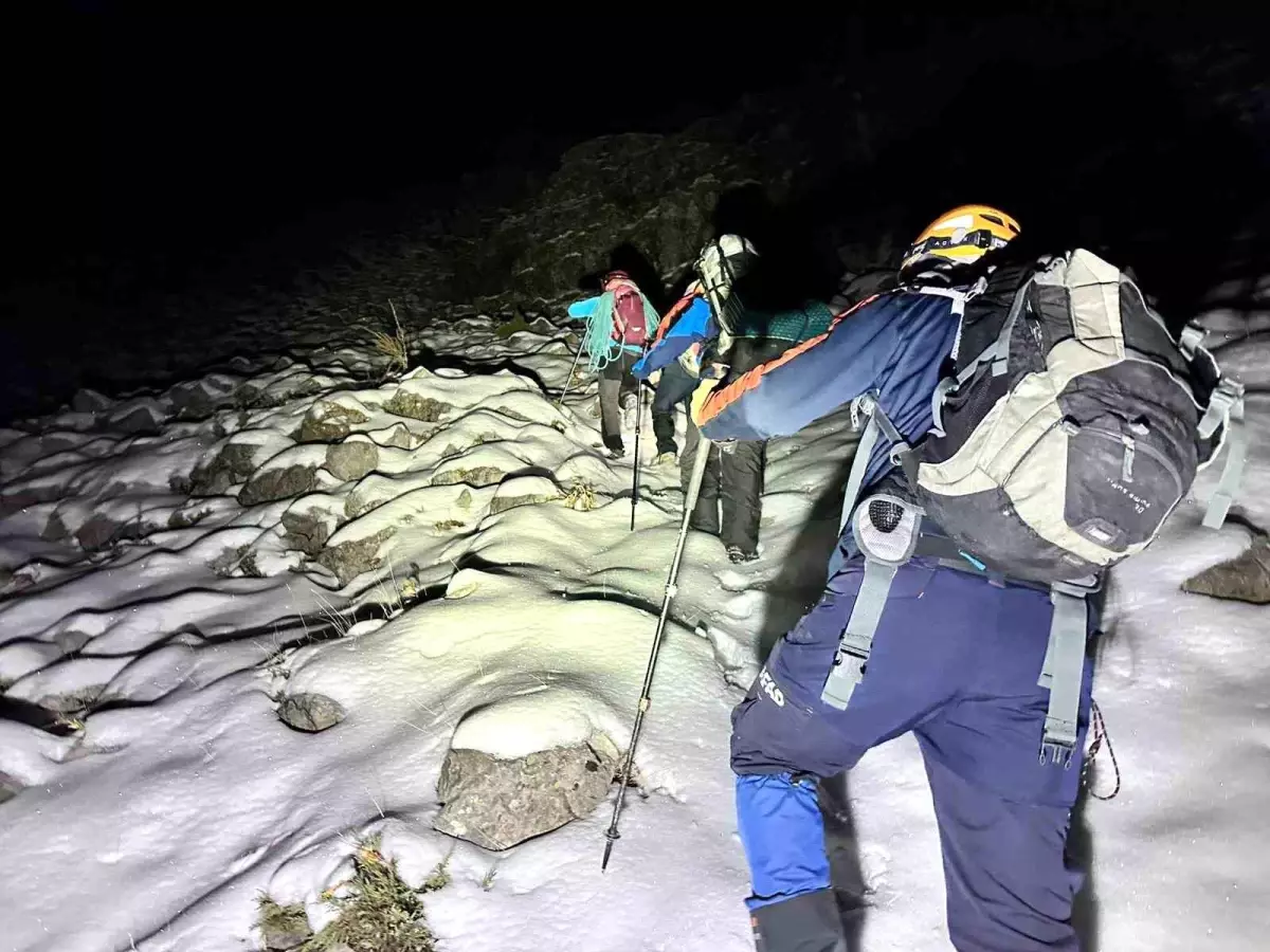 Adana’da Karla Kaplı Dağda Mahsur Kalan Gençler Kahraman Ekiplere Teşekkür Ederek Kurtarıldı