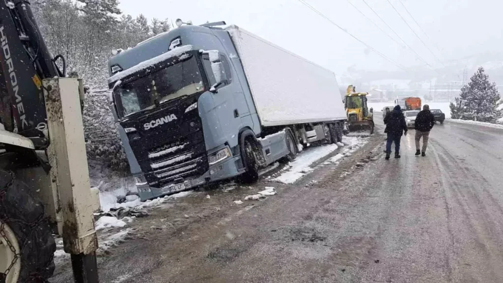 Mudurnu‑Nallıhan Yolu’nda Tır Şarampole Devrildi, Kurtarma Çalışmaları Sürüyor