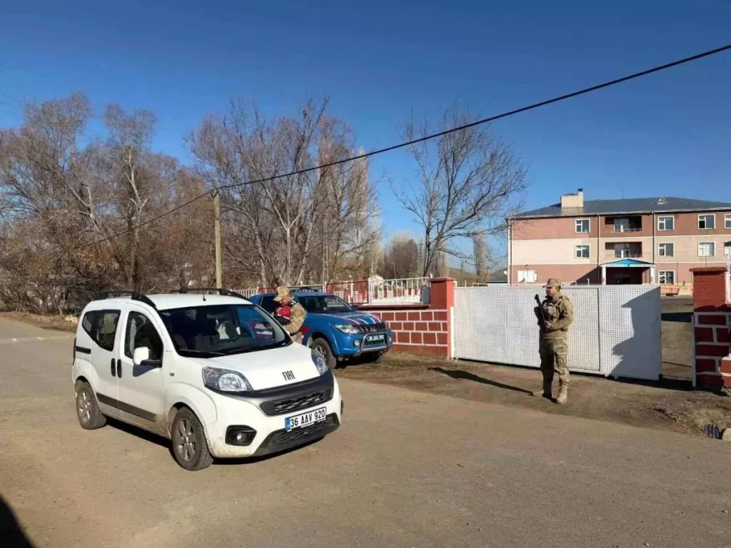 Kars’ta 246 Jandarmayla Huzurlu Okul ve Sokaklar Operasyonu