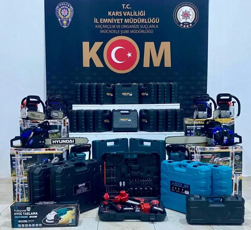 Kars’ta Şok Kaçakçılık Operasyonu: 26 Kişi Gözaltına Alındı, 142 Bin Makaron ve Yüzlerce Elektronik Alet Ele Geçirildi