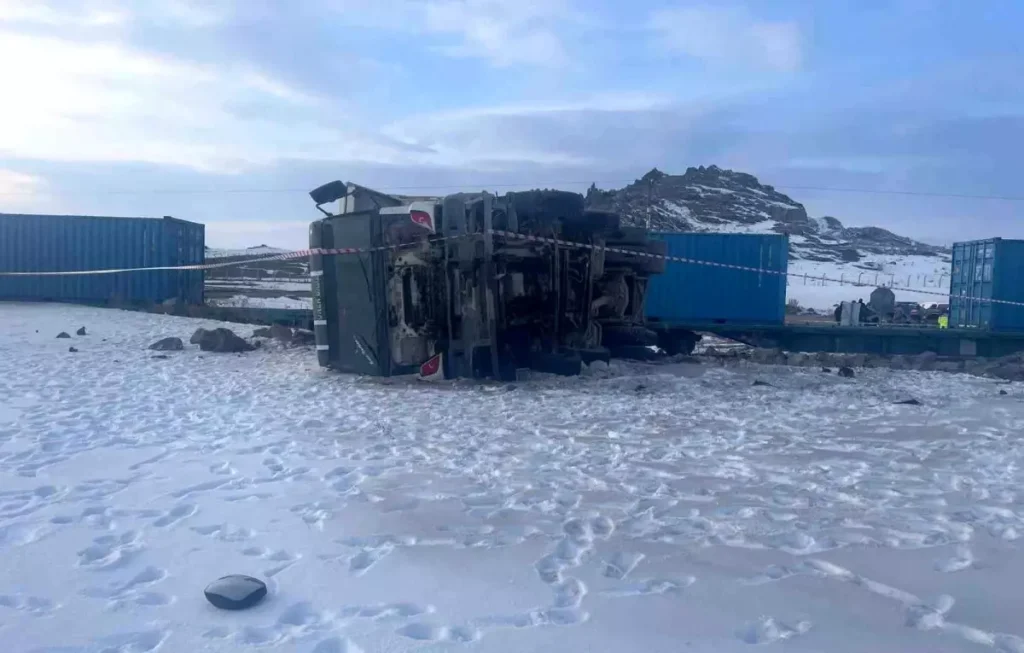 Kars’ta Hemzemin Geçitte Yük Treni ve Kamyon Çarpışması: 1 Ölü