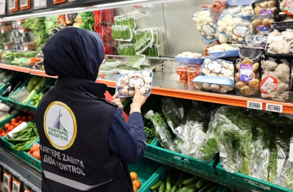 Kartepe’de marketlerde fahiş fiyat ve etiket denetimi yapıldı