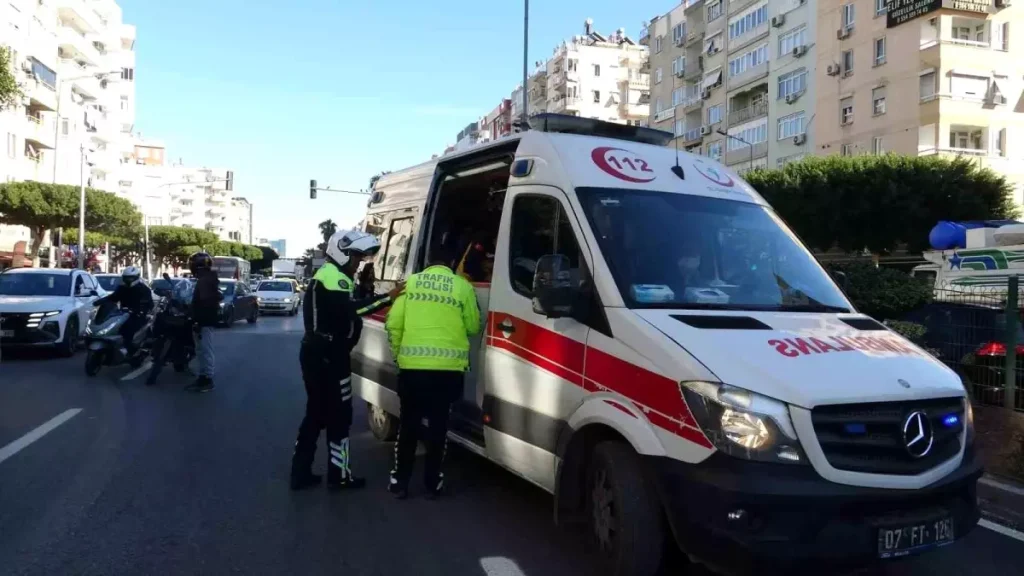 Antalya’da Motosiklet Kazası: 2 Yaralı