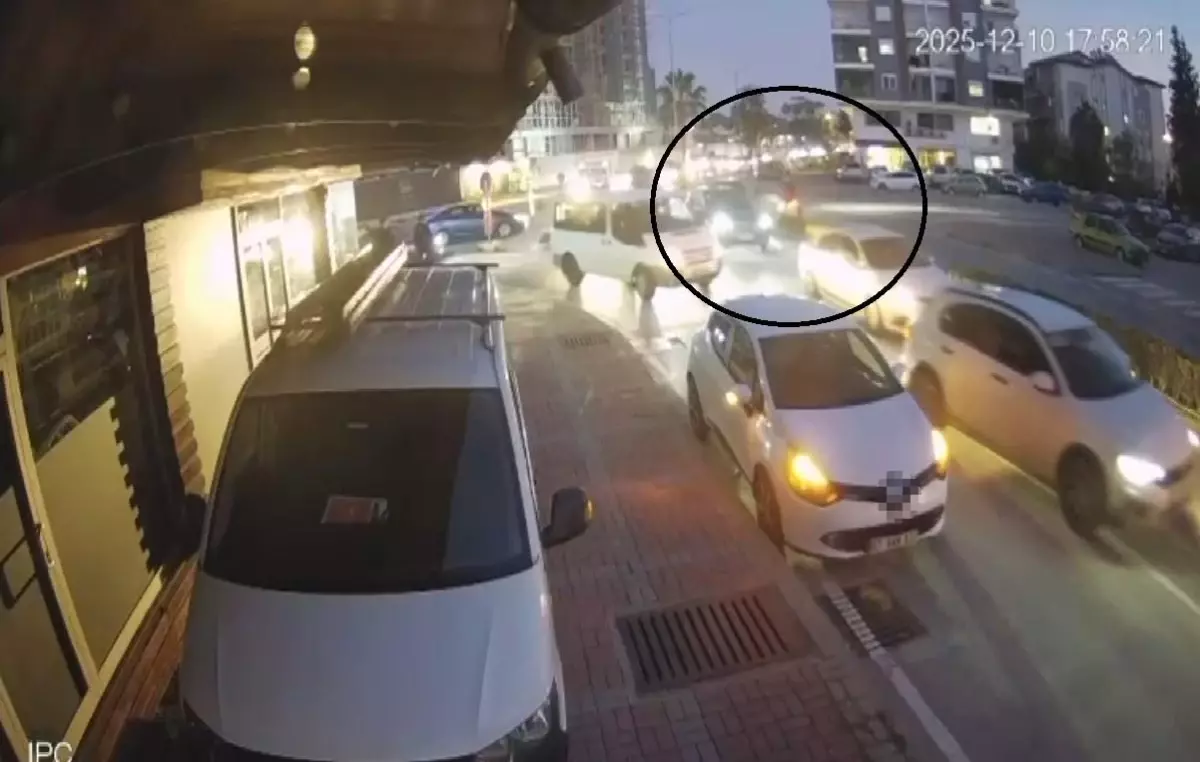 Antalya’da Motosiklet Otomobile Çarptı: Bir Yaralı