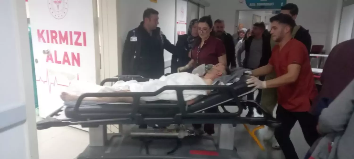 Damadını kalbinden bıçakladı! Göğsünde bıçakla hastaneye kaldırıldı