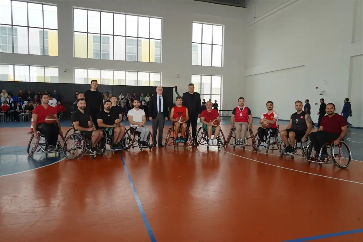 Doktorlar Tekerlekli Sandalye ile Basketbol Sahasını Yakaladı