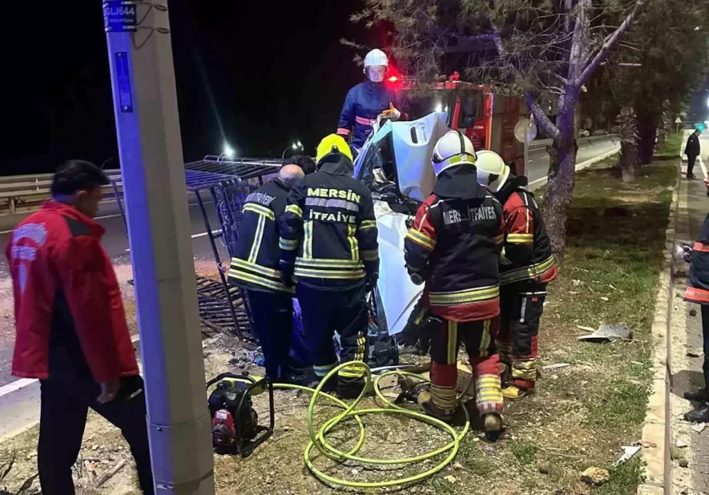 Erdemli’de Kamyonet Devrildi, Sürücü İtfaiye Ekipleriyle Hayata Kavuşturuldu