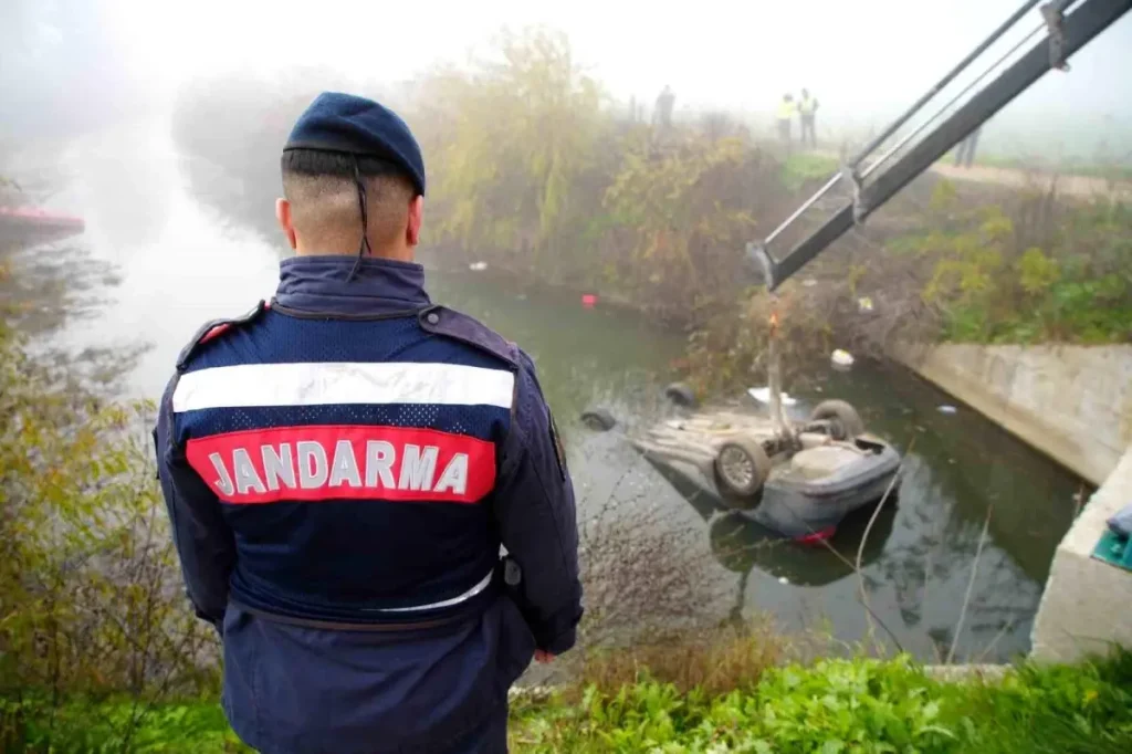 Kazada Ölen Arkadaşını Araçta Bırakarak Kaçtılar