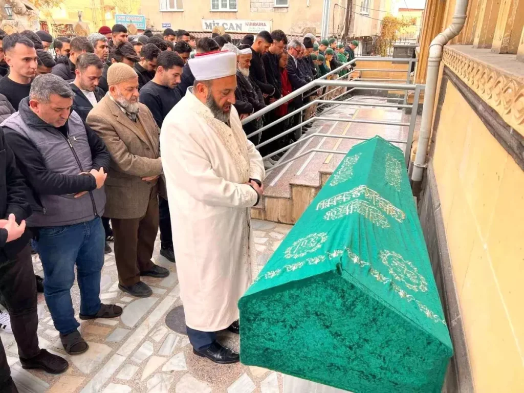 Kahramanmaraş’ta Nişanlı Çift Yan Yana Defin Edildi