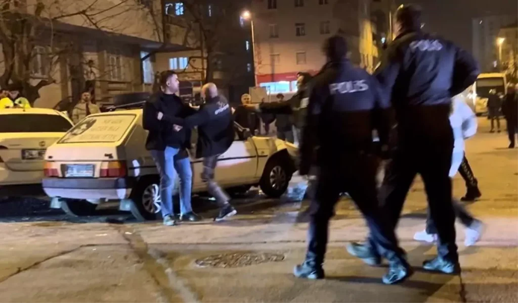 Kayseri’de Şok Trafik Kazası: 4 Yaralı, Babası Otomobilleri Tekmeleyerek Tepki Gösterdi!